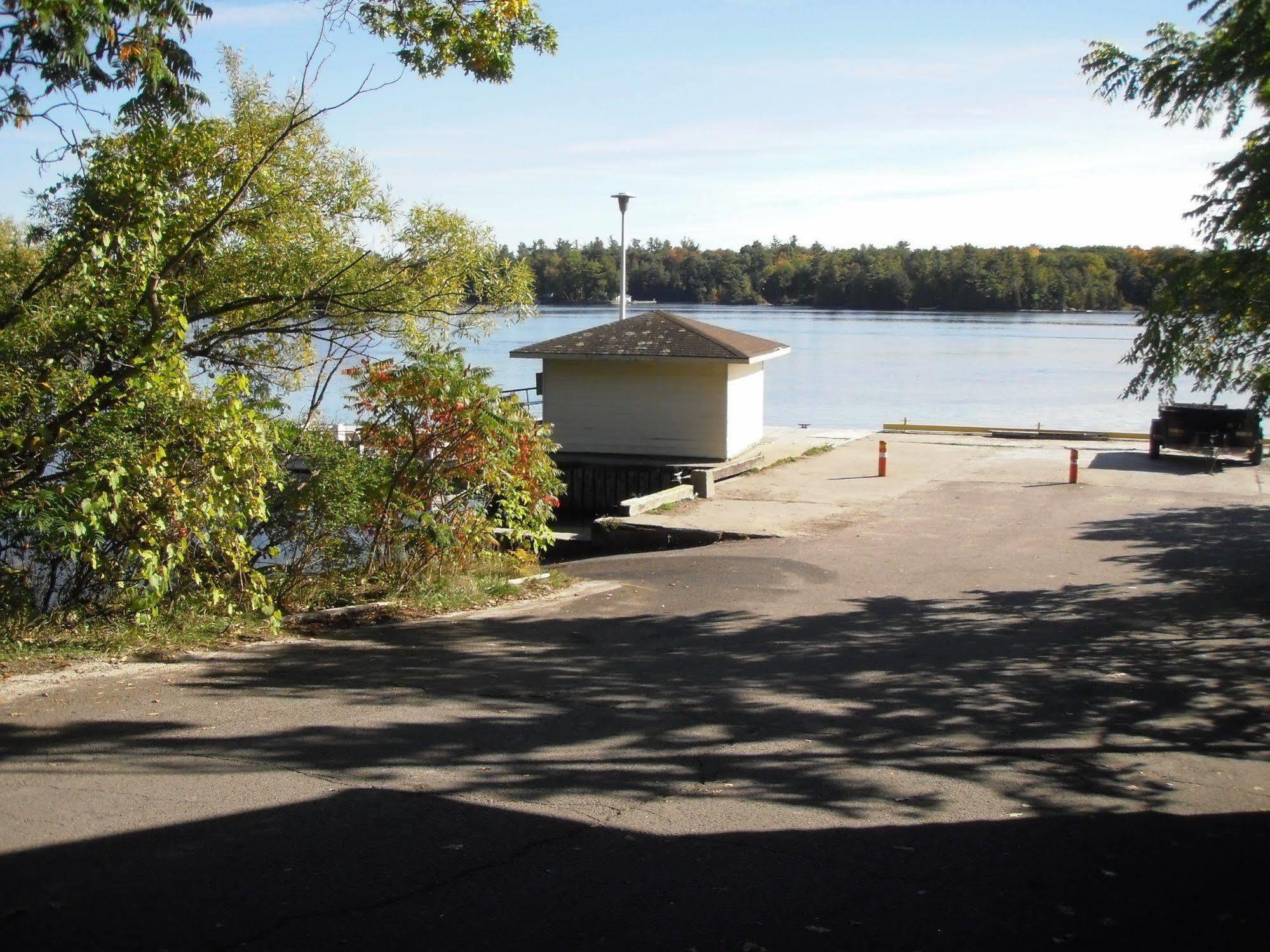Capricorn Motel Royale 1000 Islands Lansdowne Eksteriør bilde