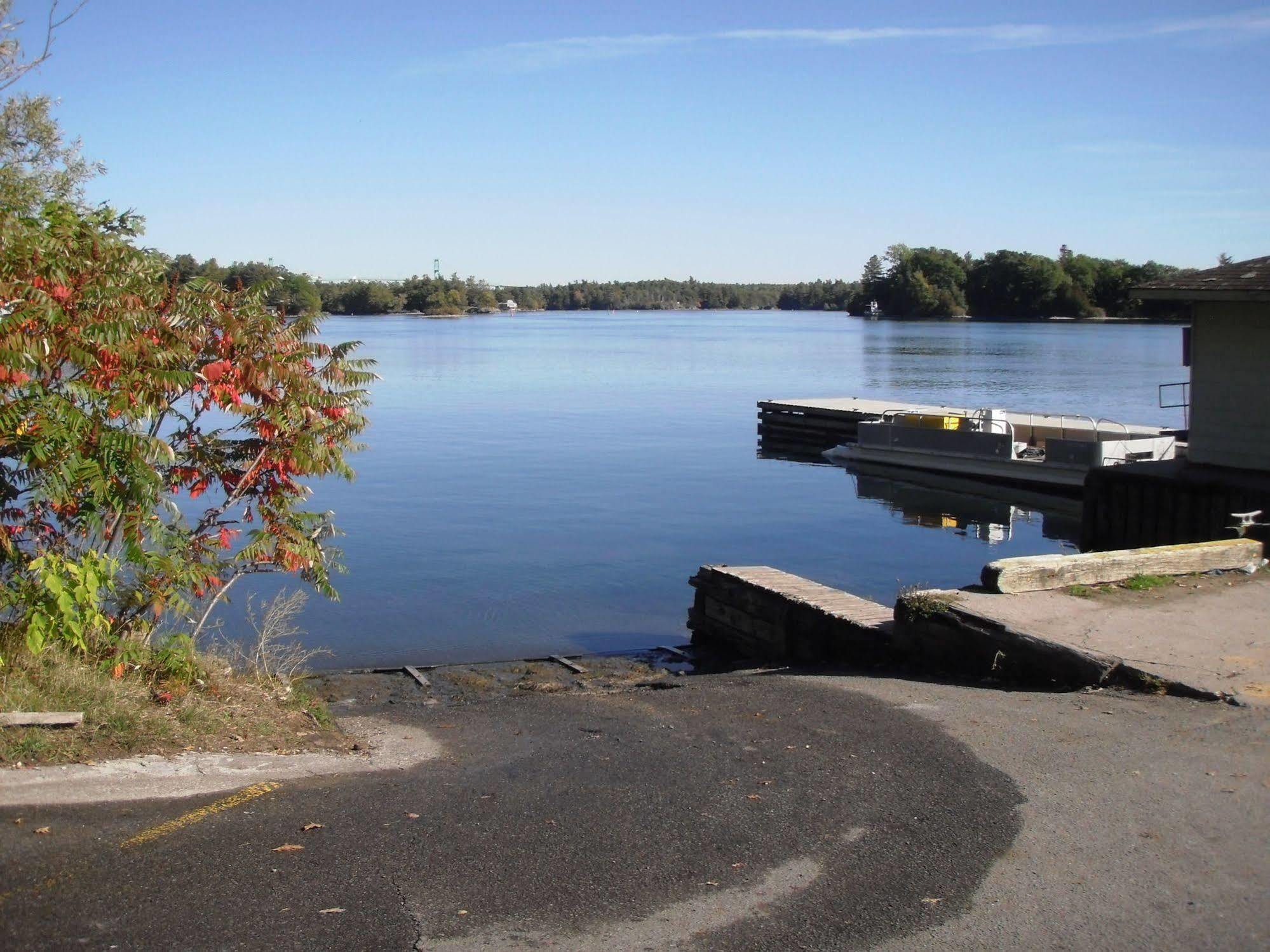 Capricorn Motel Royale 1000 Islands Lansdowne Eksteriør bilde